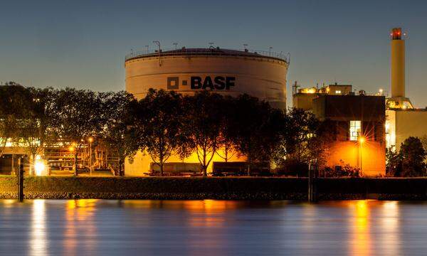 Der Chemiekonzern BASF leidet unter den hohen Rohstoffkosten.