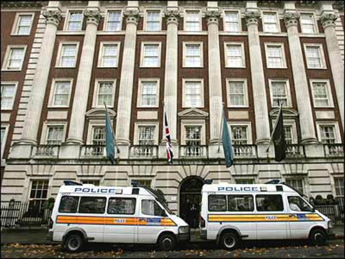 Im Körper des früheren KGB-Agenten werden Spuren der hoch radioaktiven Substanz Polonium 210 gefunden. Äußerst giftige Rückstände wurden zunächst nur in Litwinenkos Wohnung entdeckt sowie in einem Restaurant und einem Hotel, in dem er sich aufgehalten hatte.