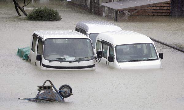 In Ise in der Präfektur Mie hat der Taifun hingegen bereits mit voller Wucht zugeschlagen und Straßen unter Wasser gesetzt.