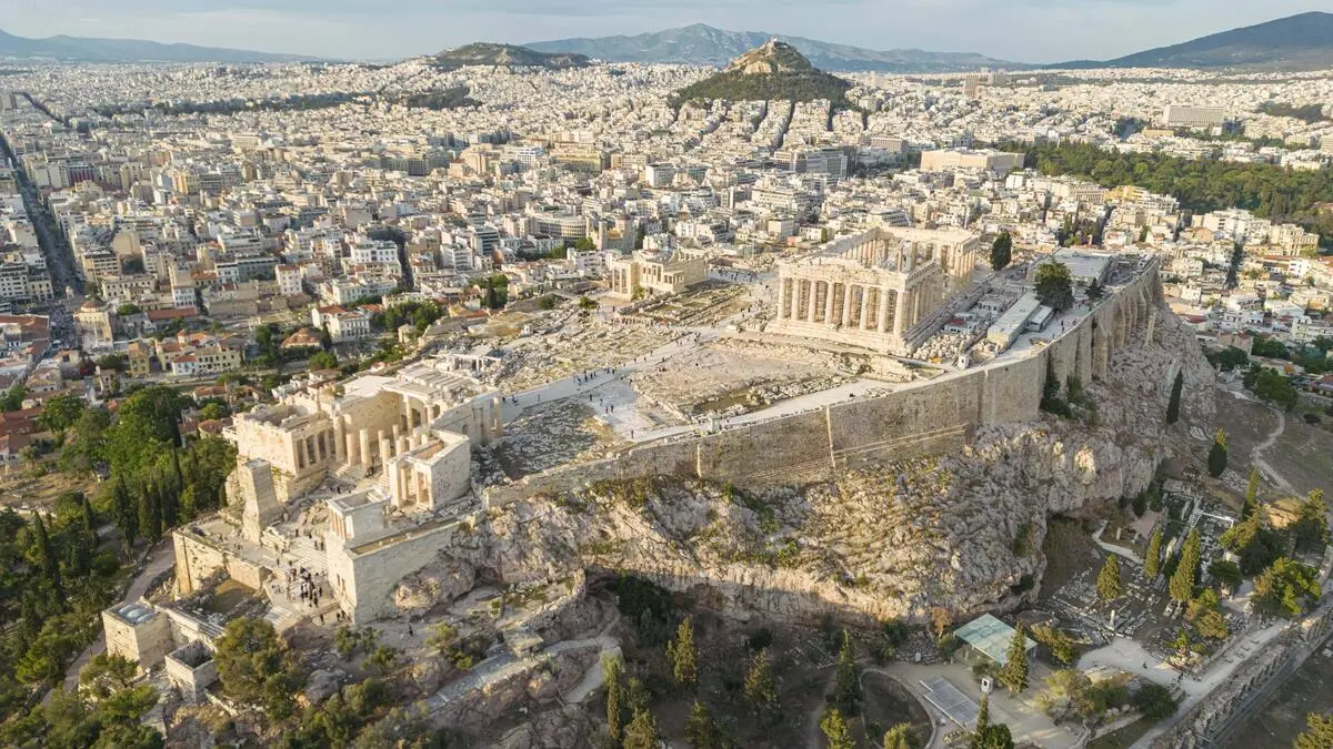 Violent explosion in Athens' old town - | presumably caused by a gas ...