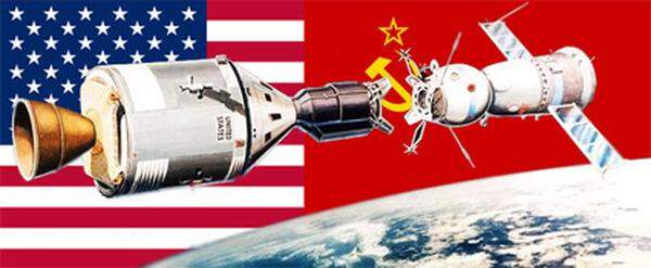 Nach dem zweiten Weltkrieg begann der "Kalte Krieg", die große Konfrontation zwischen den USA und der Sowjetunion. Er wurde auf allen Ebenen, aber unter der Schwelle eines direkten Schlagabtausches geführt. Ab den 1950er Jahren begann das Space Race, der Wettlauf ins All. Damit wurde das globale Wettrüsten auch auf den Weltraum ausgeweitet.
