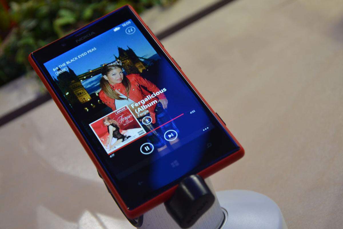 Nokia bietet mit seinen Lumias auch einen kostenlosen Musikdienst an, der auf Basis von Lieblingskünstlern automatische Playlists erstellt, die gestreamed oder heruntergeladen werden können. Die genaue Abfolge oder Auswahl an Liedern lässt sich jedoch nicht bestimmen.