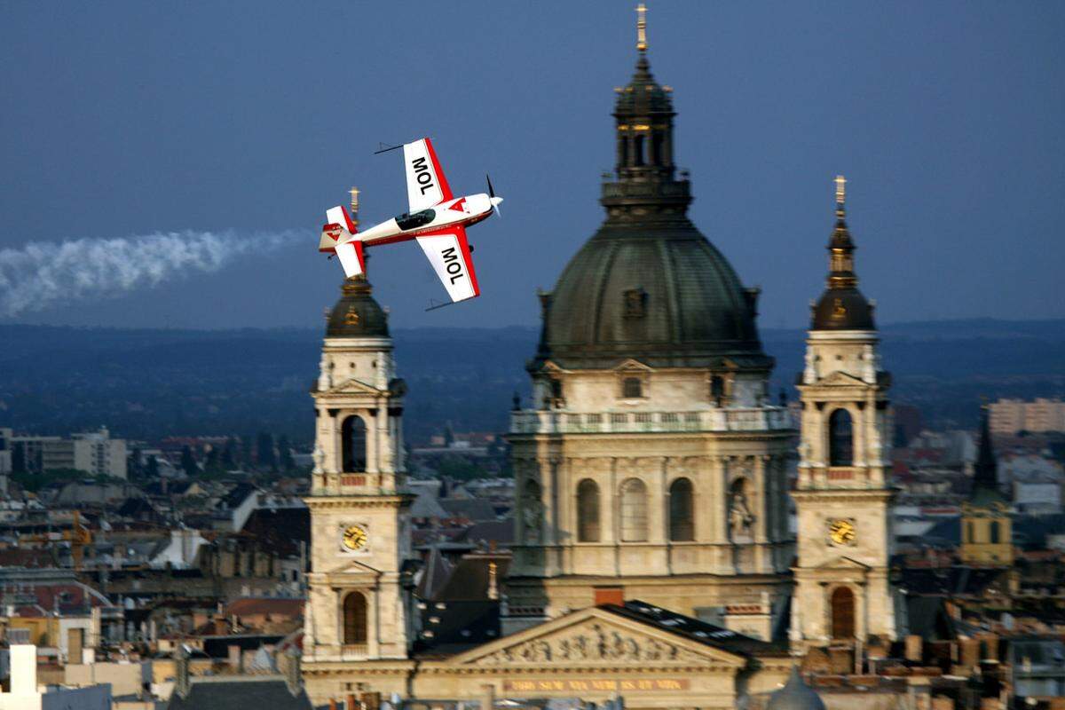 Panoramio ist ein Fotodienst von Google, der Google Maps um zahllose Fotos von Nutzern erweitert. Ein Programmierer aus Estland hat diese Bilder nun ausgewertet und eine Karte erstellt, die die am häufigsten fotografierten Städte und Sehenswürdigkeiten zeigt. DiePresse.com präsentiert die Top 10. In Budapest ist Sankt Stephan das beliebteste Motiv der Google-Nutzer. Insgesamt schafft es die ungarische Hauptstadt gerade noch in die Top 10 der am häufigsten fotografierten Städte der Welt.