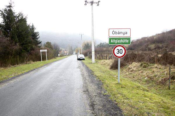 Das 150-Seelen-Dorf Óbánya/Altglashütte liegt im Süden Ungarns, rund 180 Kilometer südlich von Budapest, mitten in der „Schwäbischen Türkei“. In dieser Region haben lange Zeit die Osmanen geherrscht, nach den Türkenkriegen ließen hier ab 1712 die habsburgischen Kaiser und private Grundherren Kolonisten aus dem Heiligen Römischen Reich ansiedeln, um die Gegend (land-)wirtschaftlich wieder zu beleben. Die Aussiedler wurden später „Donauschwaben“ genannt. In Wahrheit kamen sie jedoch auch aus anderen Gegenden Süddeutschlands – Franken, Bayern, usw.