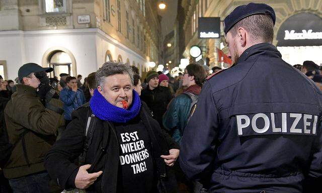 Die Präsentation am Graben im ersten Wiener Gemeindebezirk wurde von der Donnerstagsdemonstration begleitet. 