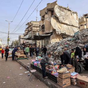 Ein Junge hilft einem Verkäufer in Rafah am 23. April, seine Waren zu ordnen.