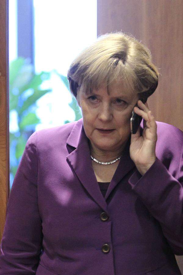 Und nun soll auch das Handy der deutschen Kanzlerin Angela Merkel von den US-Geheimdiensten ausspioniert worden sein. Das behauptet jedenfalls die deutsche Bundesregierung. Merkel hat deshalb bereits mit US-Präsident Barack Obama telefoniert, zudem wurde der US-Botschafter in deutsche Außenamt zitiert. Obama wies übrigens alle Vorwürfe zurück.