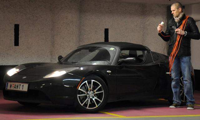 Christoph Haase und sein Tesla Roadster