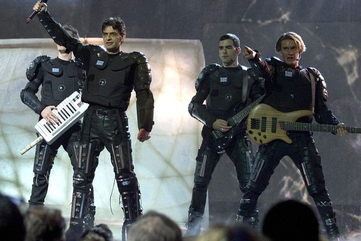 Für Griechenland sang Michalis Rakintzis 2002 "S.A.G.A.P.O. (I Love You)". Nicht nur die martialischen Kostüme waren verstörend, oder die Roboter-Performance, sondern auch der Text des Liedes. Mehrfach heißt es: "Give the password!" Platz 17.