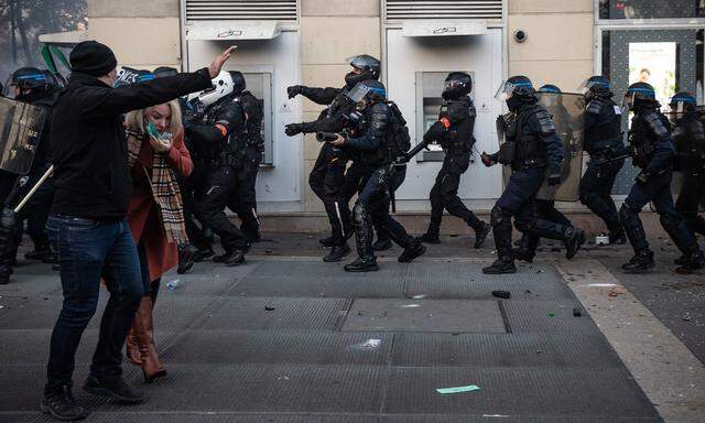 Polizisten bei teils heftigen Zusammenstößen mit gewalttätigen Demonstranten in Paris.