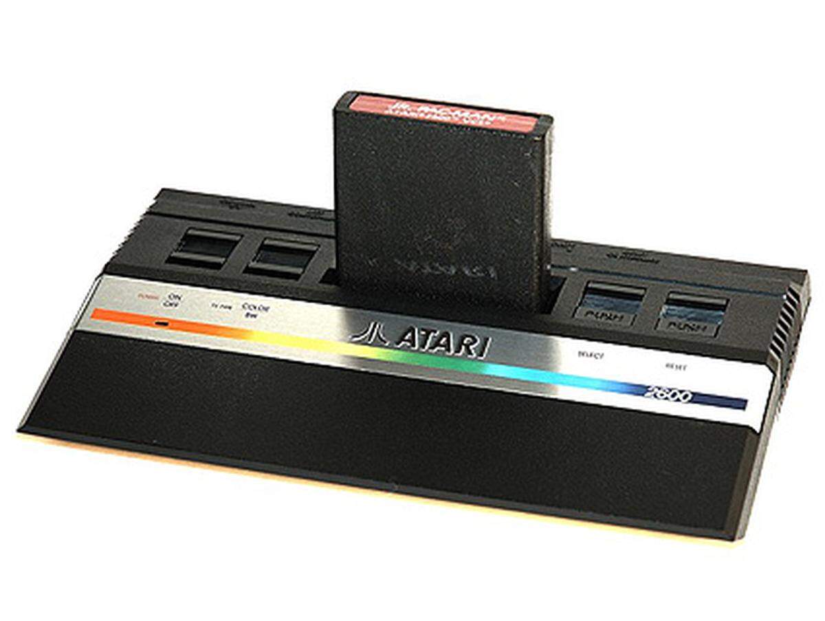 Die Markteinführung des "Atari 2600" verlief anfangs eher schleppend. Ab Weihnachten 1979 entwickelte sich das Gerät aber zum Renner. Insgesamt wurden vom dem Gerät 30 Millionen Stück verkauft.  Die technischen Einzelheiten wirken aus heutiger Perspektive betrachtet aber geradezu lächerlich: Das Herzstück des Atari war ein Prozessor mit 1,19 MHz, der Hauptspeicher verfügte über 128 Byte.