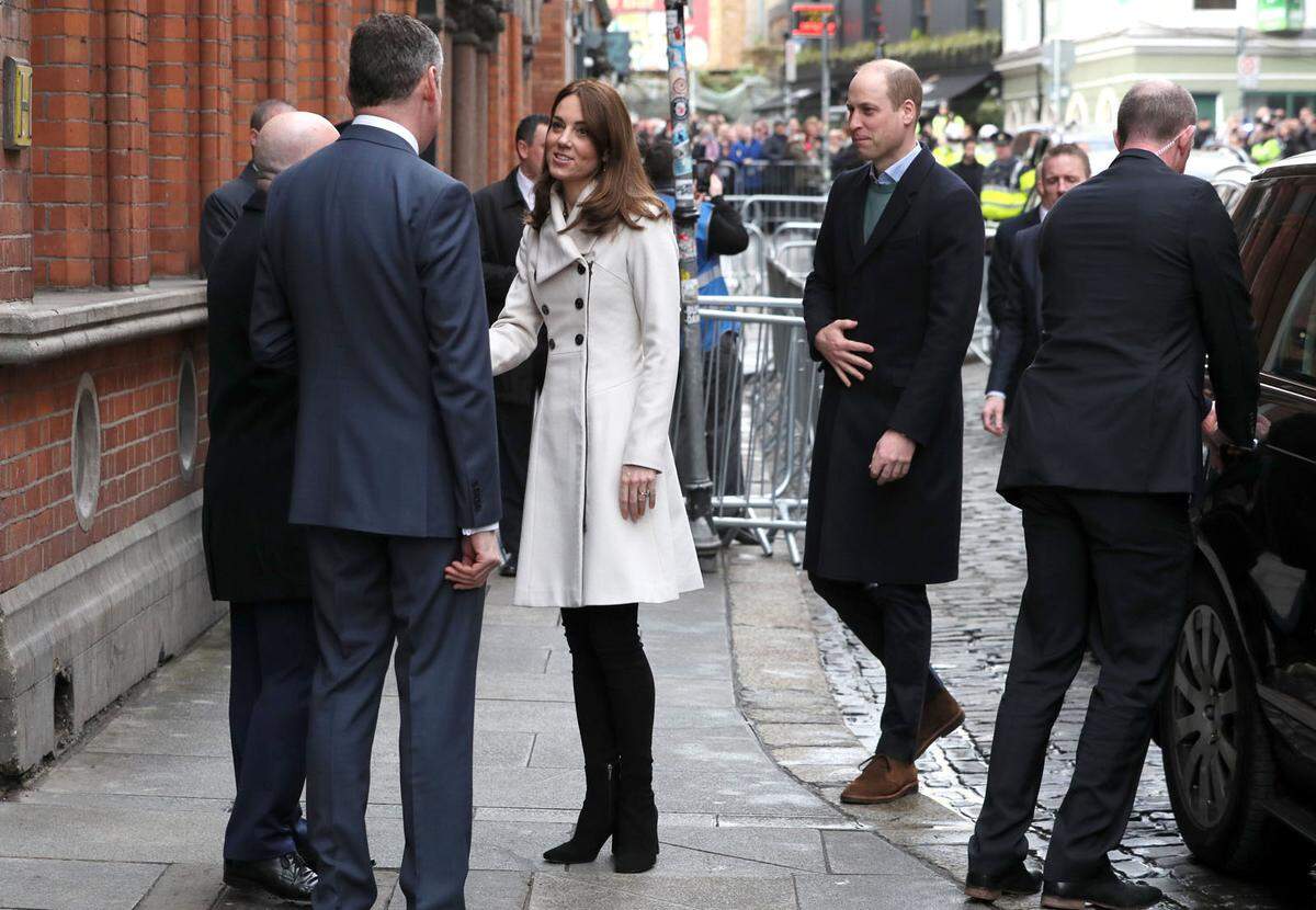 Am zweiten Tag, der das Paar nach Dublin, Kildare und Meath führte, trug die Herzogin einen Mantel von Reiss, den sie schon zu Zeiten trug, als sie noch nicht einmal mit Prinz William verlobt war.