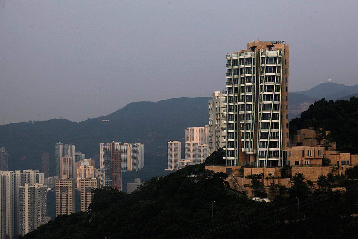 Aktueller Wert: 59 Millionen Euro Das teuerste Penthouse Asiens befindet sich in Hongkong im Wohnhaus Opus, das 2012 fertiggestellt wurde. Entworfen hat das 42 Meter hohe Gebäude mit zwölf riesigen und luxuriösen Appartements der US-Stararchitekt Frank Gehry.