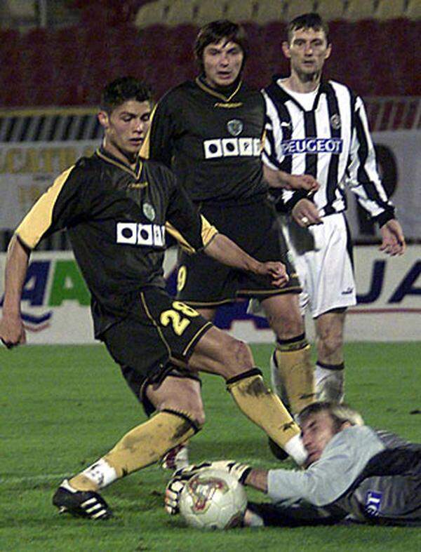 Im Alter von 17 Jahren feierte Cristiano Ronaldo dos Santos Aveiro bei Sporting Lissabon im September 2002 sein Debüt im Profi-Fußball.