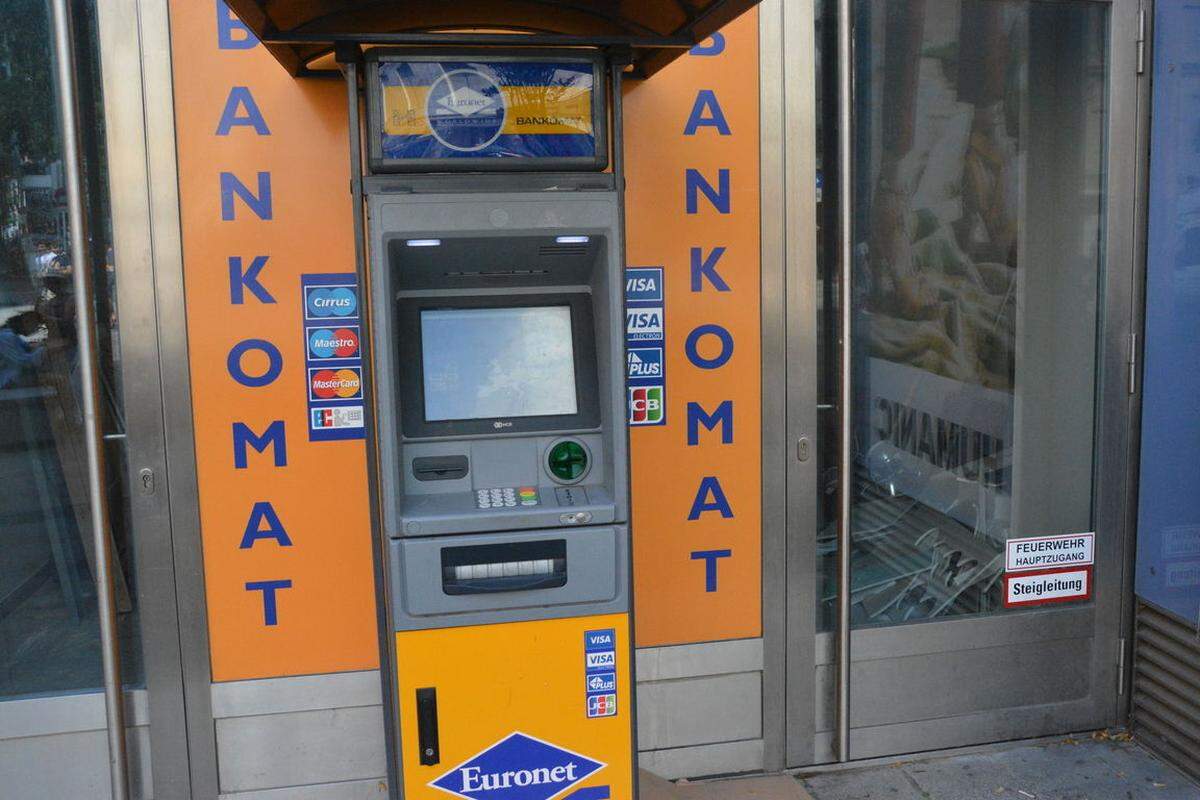 Ohne Ankündigung führte der Bankomat-Betreiber Euronet in Österreich Gebühren ein. Dem Kunden werden bei einer Behebung 1,95 Euro verrechnet. von Herbert Asamer