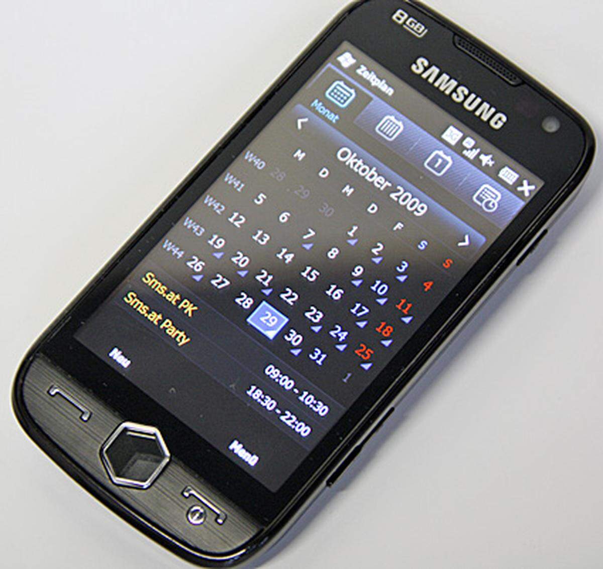 Samsung hat TouchWiz allerdings nicht nur über das Menü gestülpt. Auch Windows-Mobile-Klassiker wie Kalender, E-Mail und Kontakte sind betroffen. Statt dem klassischen weiß, verwendet TouchWiz schwarz. Gelegentlich verirrt man sich als Nutzer aber doch in die ursprüngliche, weiße Version, was verwirrend sein kann.