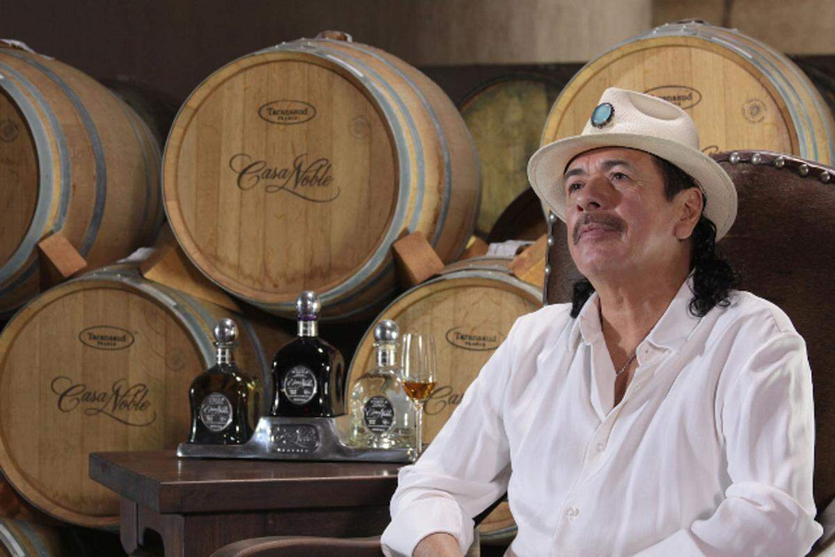 Gitarrist Carlos Santana erinnerte sich 2011 an eine Spezialität seiner Heimat und ist zum Tequila-Unternehmer geworden. Wie der Hersteller Casa Noble mitteilte, erwarb Santana damals Anteile an der traditionsreichen Marke aus dem mexikanischen Bundesstaat Jalisco. Gegenwärtig findet die Manufaktur in der berühmten Cofradia-Brennerei statt. 