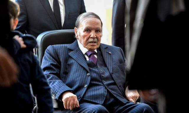 Bouteflika, wie ihn das algerische Fernsehen zeigt: offener Mund, glasige Augen, an den Rollstuhl gefesselt.
