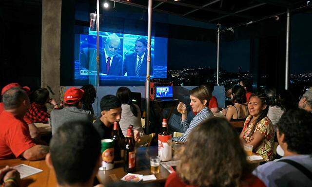 Die Präsidentschaftsdebatte verfolgte man landesweit - auch in dieser Bar in Rio de Janeiro.