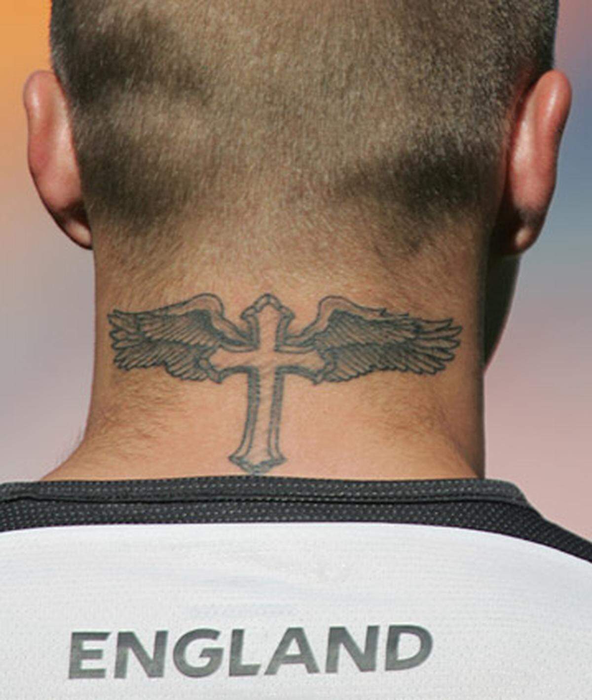 Während der EM 2004 ließ "Becks" Tätowierer Malloy einfliegen und überraschte seine Fans mit diesem geflügelten Kreuz. Die Meinungen darüber gingen auseinander - einigen gefiel es, andere fanden, dass Beckham damit wie ein Hooligan aussehe. Sportlich brachte es jedenfalls nichts, für England war im Viertelfinale Schluss.