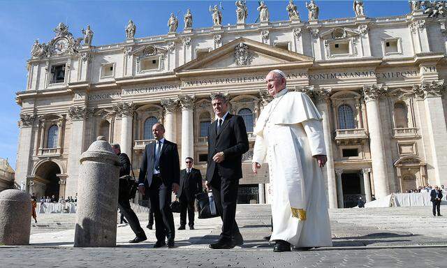 Rom, Vatikan 23.10.2019 Papst Franziskus I. (re) vor dem Petersdom bei der woechentlichen Generalaudienz auf dem Peters