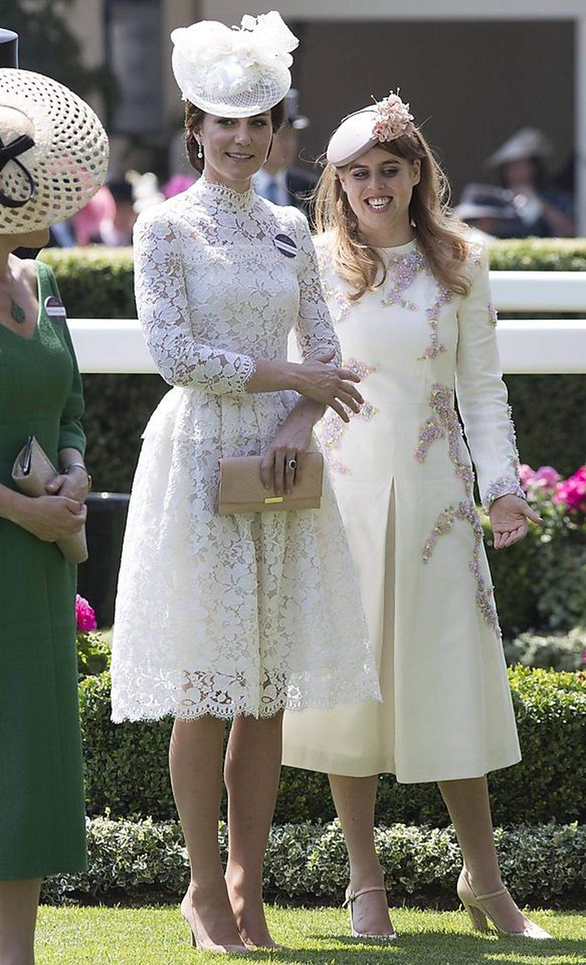 Gute Laune! Nicht nur bei der Eröffnung des königlichen Pferderennens in Ascot Ende Juni, sondern auch in der "Schaufenster"-Redaktion, die zuerst dachte, dass Herzogin Kate dasselbe Outfit von Dolce & Gabbana wie bei ihrem Ascot-Besuch im Vorjahr trug, aber...