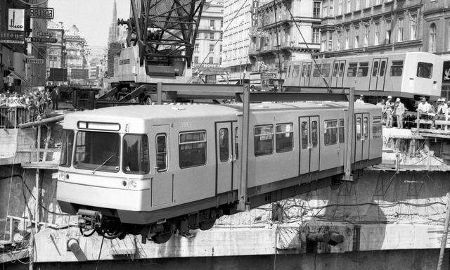 1973 wurde der erste Silberpfeil in die Baugrube Karlsplatz eingehoben, am 25. Februar 1978 konnten schließlich die ersten Gäste mit der U1 fahren.