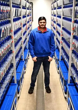 Nikhil Mishra im Fisch-Labor am Ista in Klosterneuburg. Sein Interesse an Biologie erwachte in der Apotheke seines Vaters in Mumbai, Indien.