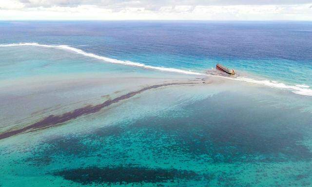 Öl sickert aus dem Frachter "Wakashio" ins Meer bei Mauritius.