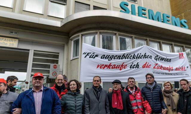 Siemens-Mitarbeiter protestierten gestern gemeinsam mit Berlins Bürgermeister gegen den geplanten Stellenabbau. 