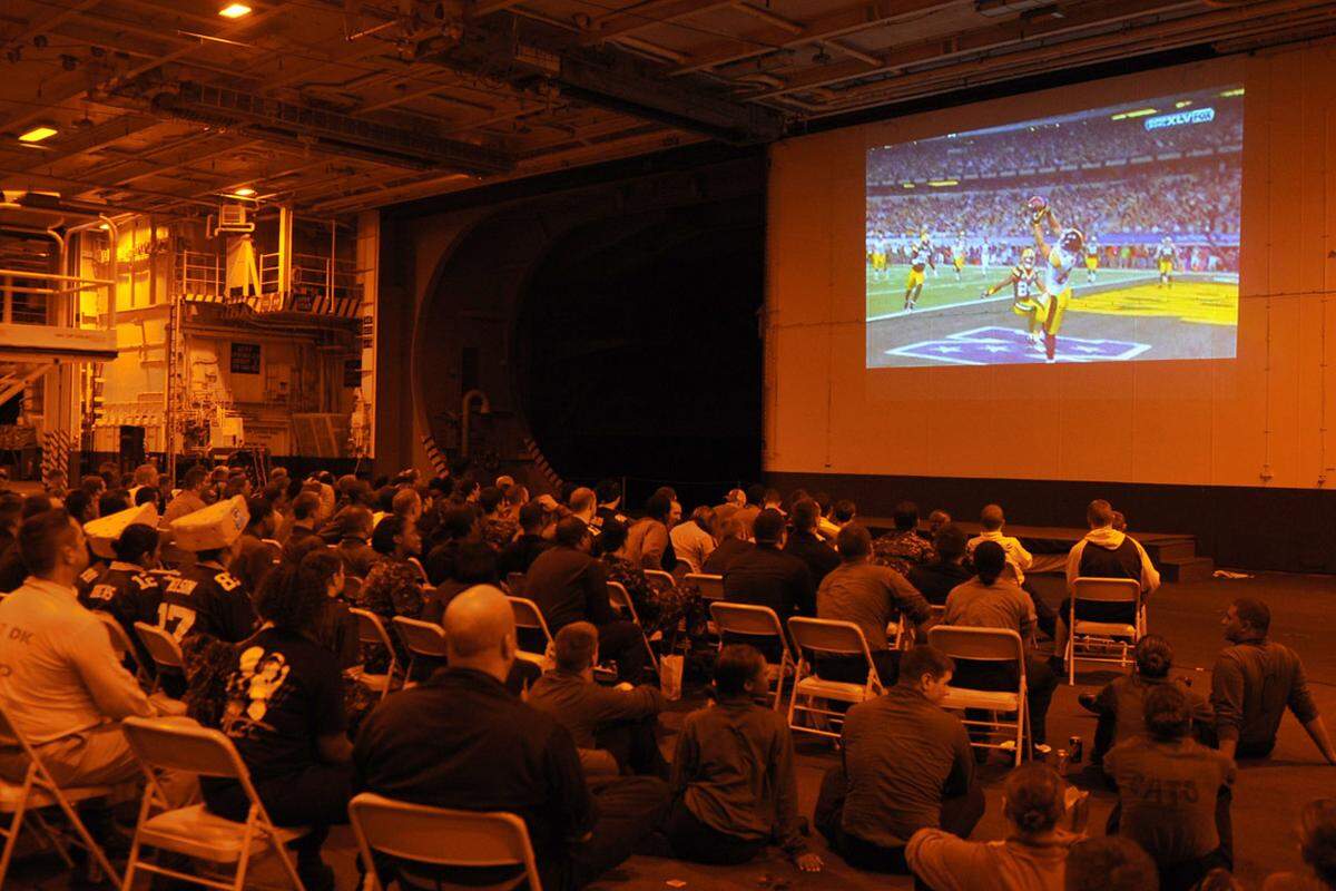 Super Bowl-Zeit: Überall in aller Welt versammelten sich die Fans vor den TV-Geräten, um das größte Einzelsportereignis der Welt mitzuverfolgen - sogar auf dem Flugzeugträger USS Truman.