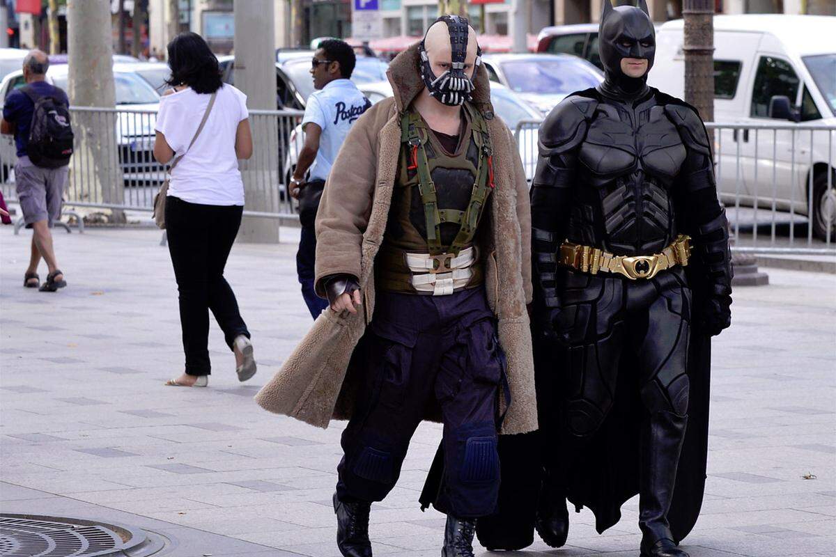 In Paris wurde eine auf den Champs-Elysees geplante Premiere des Batman-Films abgesagt. Auch die Darsteller Marion Cotillard und Morgan Freeman sagten Werbe- und Interview-Termine ab.Im Bild: Zwei französische Batman-Fans in Kostumen von Batman und dem Film-Bösewicht Bane.