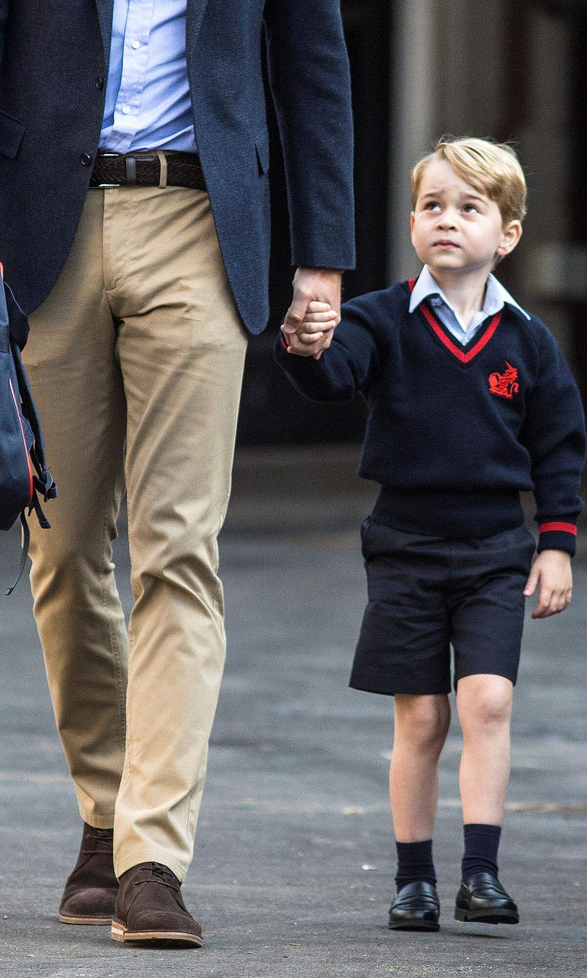 Der Retro-Look mit kurzen Hosen ist für den Vierjährigen so etwas wie seine Uniform. "Lange Hosen sind nur für ältere Jungs und Männer gedacht", weiß der britische Knigge-Experte William Hanson der "Gala" zu berichten. Demnach gibt es eine Altersgrenze, wann Prinzen ihr Beinkleid ändern. Mit acht Jahren gehört es sich für sie, die Shorts einzutauschen.
