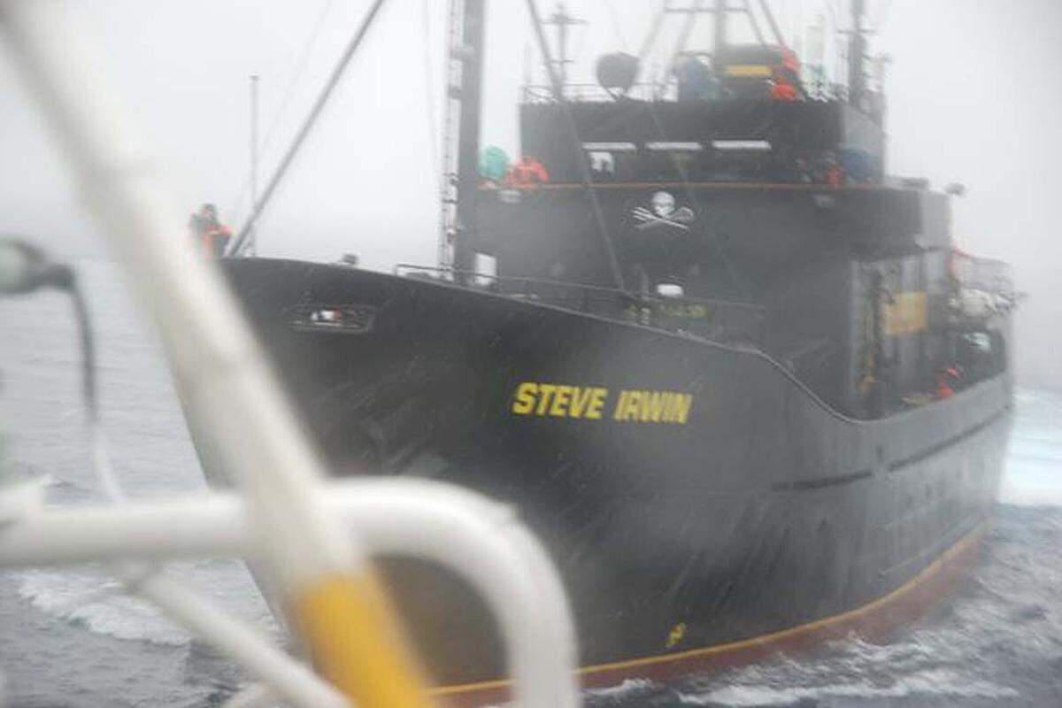 Doch seit ein paar Jahren ist auch das Flaggschiff der "Sea Shepherd", die "Steve Irwin" mit Wasserkanonen ausgestattet - angeblich sind diese leistungsstärker und haben eine größere Reichweite.