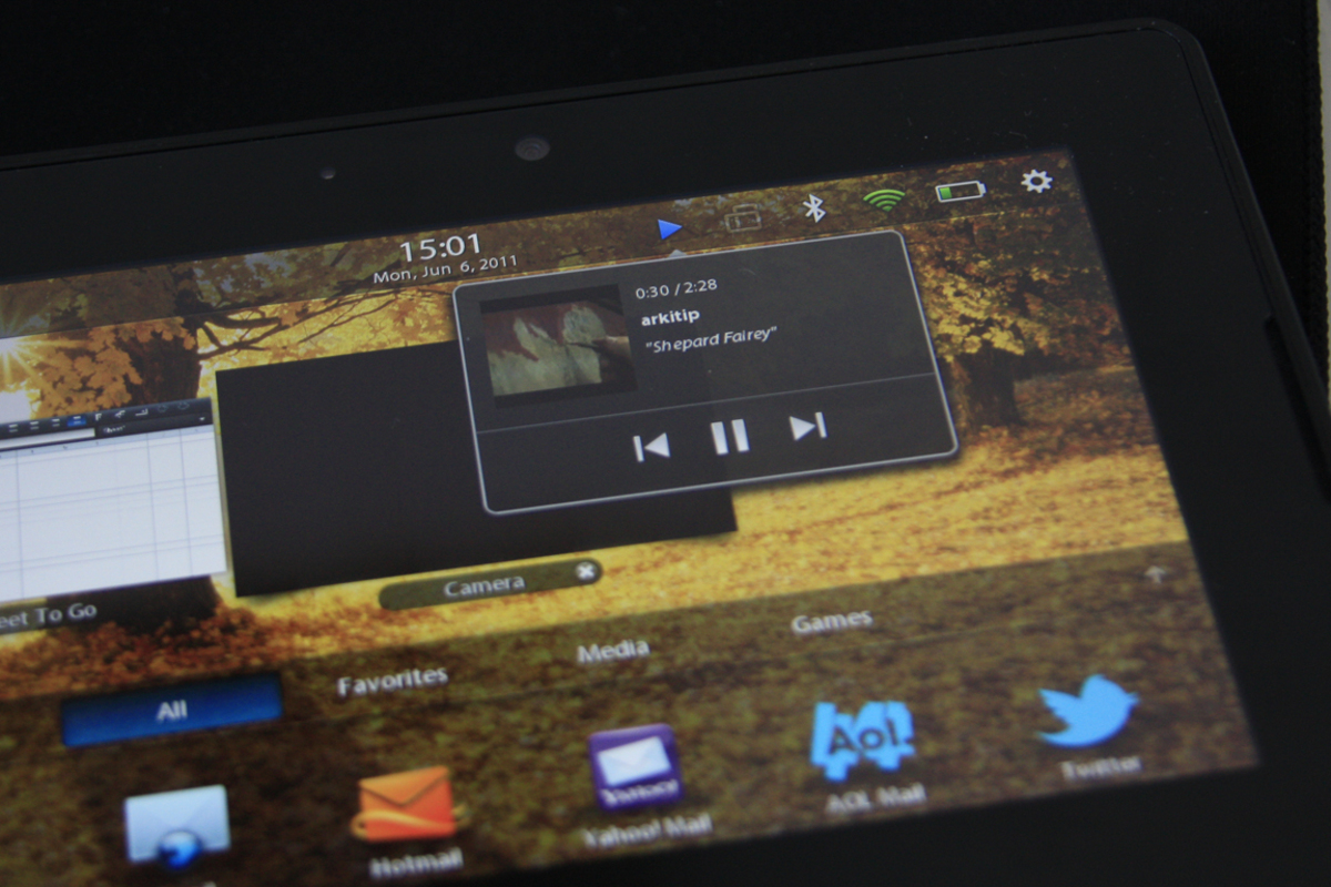 Laufen YouTube oder der Musik-Player im Hintergrund weiter, erscheint in der Statusleiste ein kleines Symbol, das einen Schnellzugriff auf wichtige Steuerelemente bietet.