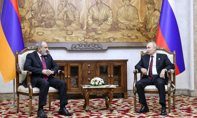 Archivbild: Putin Anfang Dezember während eines Treffens mit dem armenischen Regierungschef.