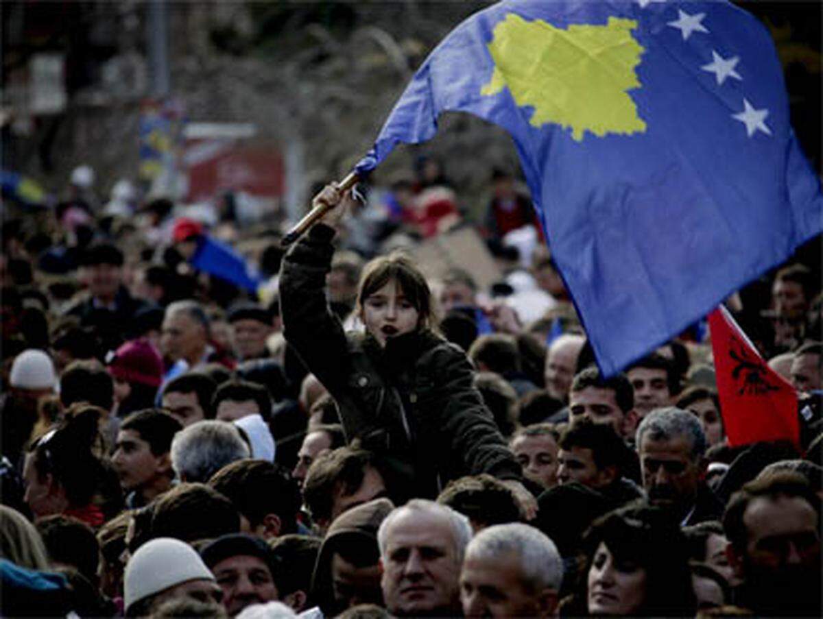 Am 17. Februar 2008 ruft der Kosovo seine Unabhängigkeit aus. Sie wird von den meisten westlichen Staaten anerkannt. Serbien erachtet die Unabhängigkeits-Erklärung als völkerrechtswidirg. Zehn Jahre nach den Luftangriffen weisen serbische Nationalisten weiterhin jede Kriegsschuld von sich und sprechen von den "Nato-Verbrechern".