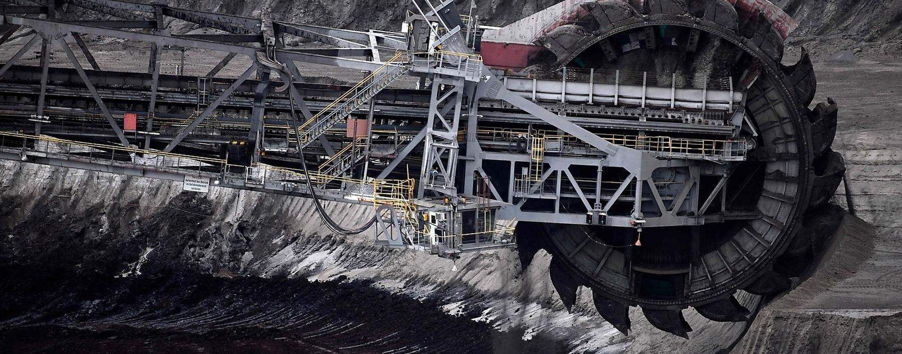 Ein Schaufelradbagger der RWE arbeitet in Braunkohlemine Garzweiler im deutschen Jackerath