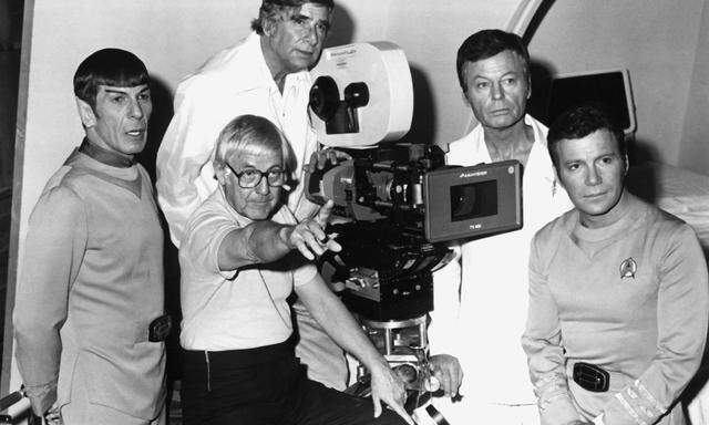 Gene Roddenberry (1921–1991) über allen: hier mit der Crew der 1960er-Fernsehserie und Regisseur Robert Wise bei Dreharbeiten zum ersten Kinofilm, 1979.