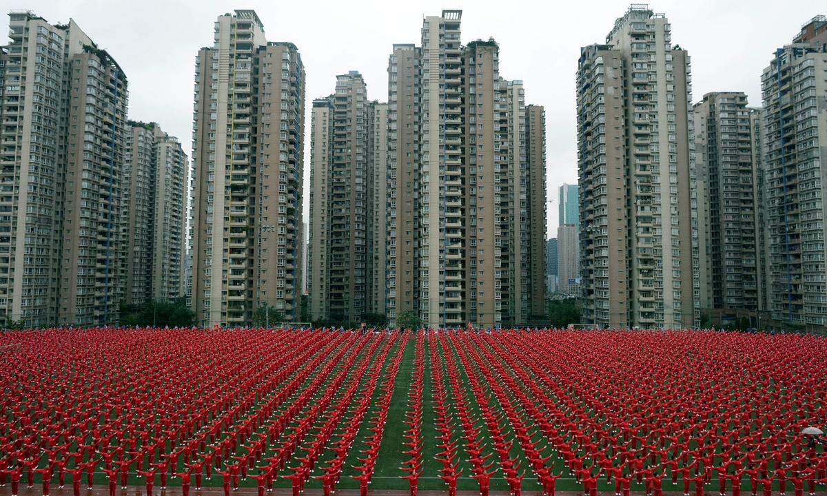 Chongqing ist mit der Größe Österreichs und 32 Millionen Einwohnern die größte Stadt der Erde. Eine gigantische Metropole aus Beton und Stahl, die in ihrem Wachstumshype wenig auf traditionelle Architektur setzt.