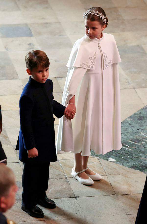 Mutter und Tochter Charlotte haben sich aber im Partnerlook herausgeputzt. Auch Prinz Louis (links) darf diesmal mit dabei sein. 