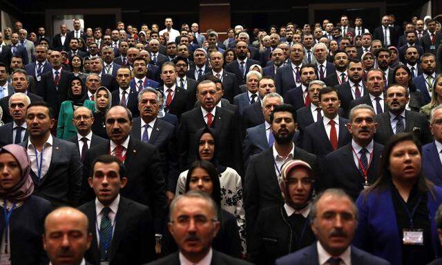 Die regierende AKP gerät unter Druck: Präsident Erdo˘gan (Mitte) bei einer Parteiversammlung in Ankara.