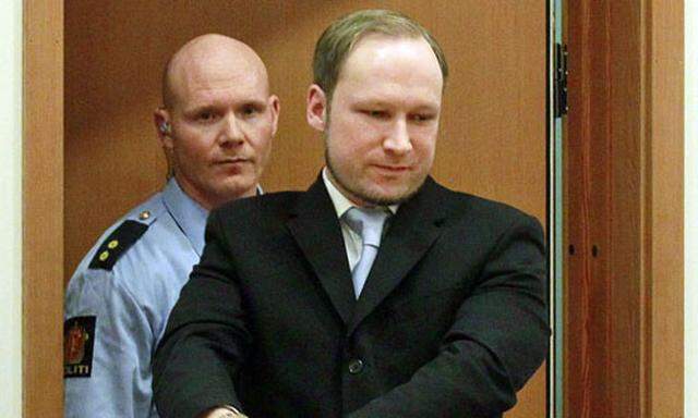 Norwegen Breivik tritt erstmals