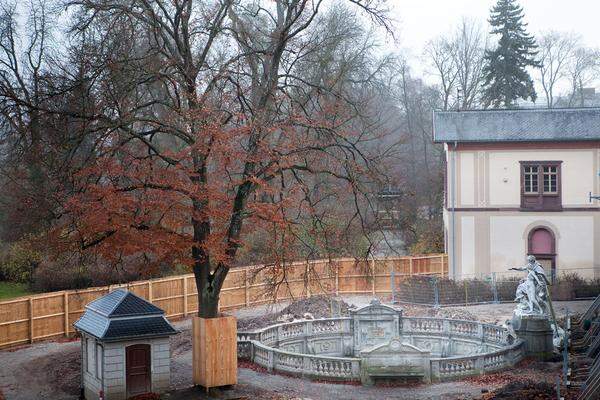 Der Brunnen im Schlosspark der Fürsten zu Fürstenberg in Donaueschingen gilt als eine von zwei Donauquellen. Tatsächlich entspringt hier der Donaubach, der sich später mit den Donauzuflüssen Brigach und Breg vereint – und als die Donau weiterfließt.