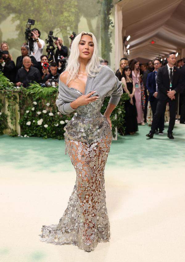 Kim Kardashian mit Mini-Taille von Maison Margiela. 