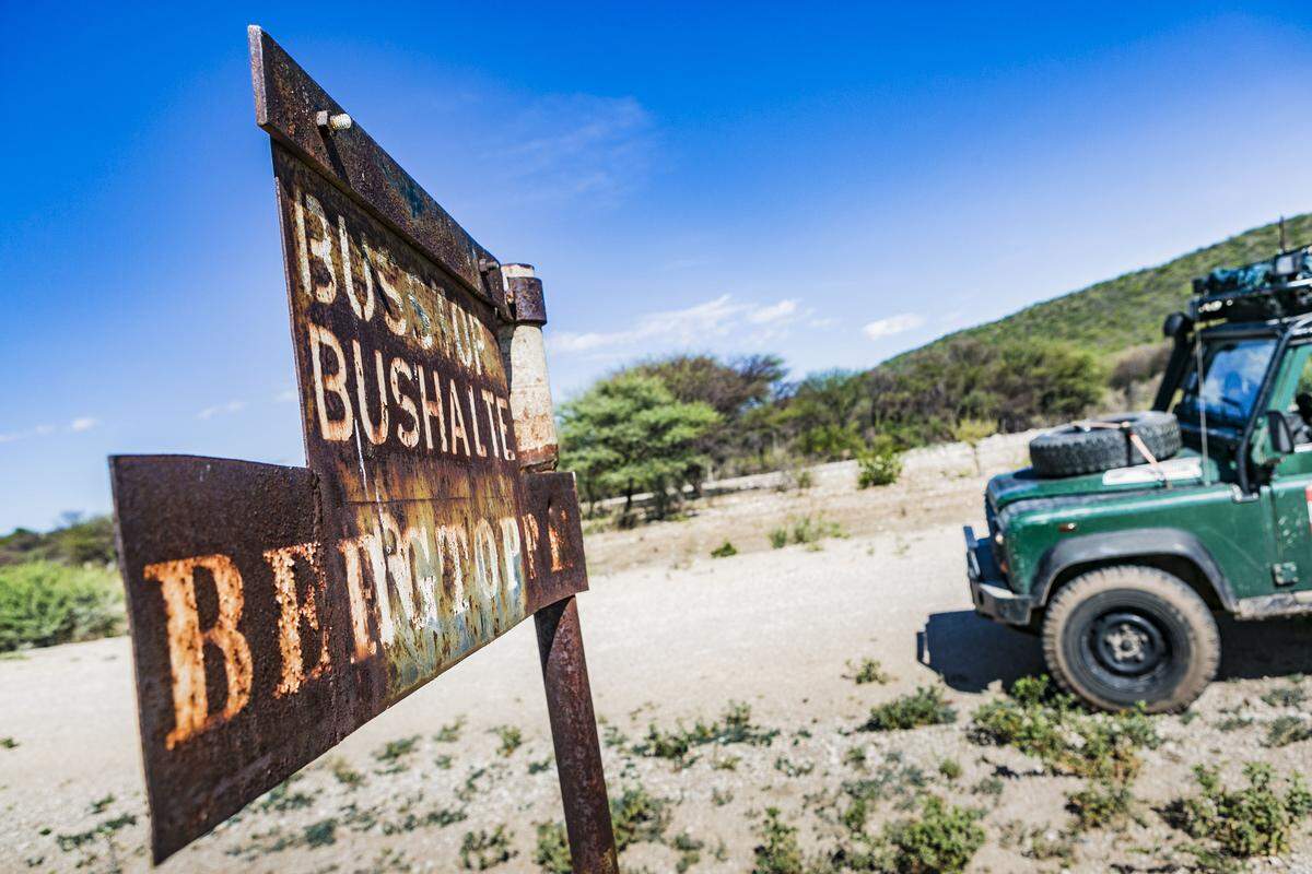Kurzer Bush-Stop beim einem verwitterten Bus-Stop. Namibia ist zwar extrem dünn besiedelt, aber einen Bus gibt es doch immer irgendwo.