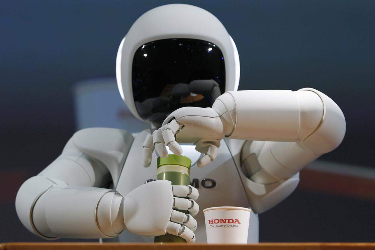 Es gibt aber bereits eine Reihe von humanoiden Robotern, die unterschiedlichste Aufgaben erfüllen können. Einer der bekanntesten ist Asimo, der von Honda entwickelt wurde. Er kann eigenständig gehen, Treppen steigen und diverse Aktionen durchführen.