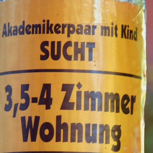 Flugblatt auf einem Laternenmasten wegen Wohnungssuche (Akademiker) mit Belohnung