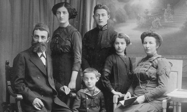  Die Buchholz-Familie anno 1913 in Lemberg, das Hochzeitsfoto von Leon und Rita Buchholz, Rafael Lemkin und Hersch Lauterpacht (von links nach rechts unten).