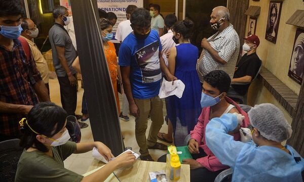 Ein Bild aus einer Impfstraße in Siliguri in Indien.